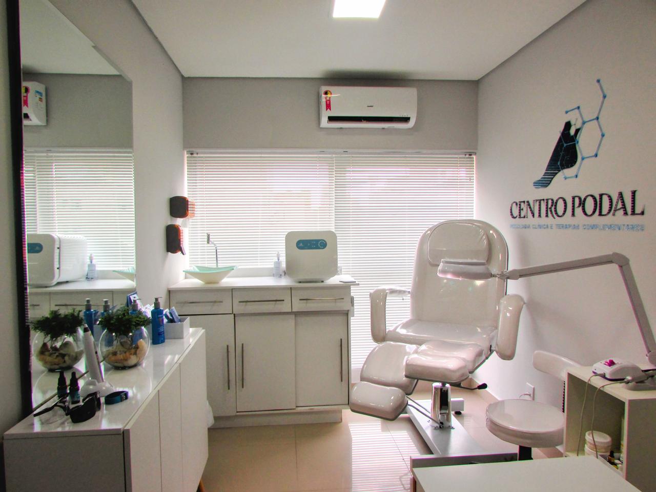 Ambiente do consultório do Centro Podal em Santos
